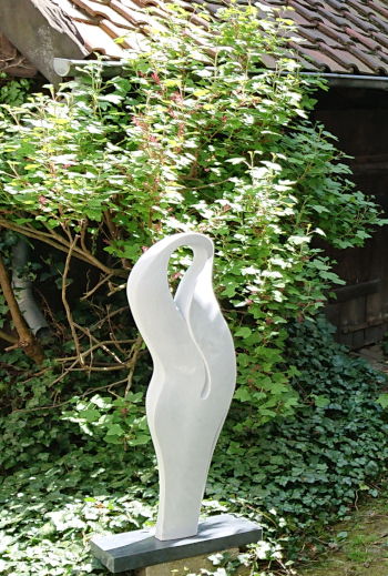 Bild Skulptur Linea im Garten der Stubengalerie in Goslar